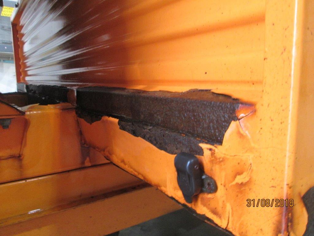 prima delle riparazioni furgone arancione