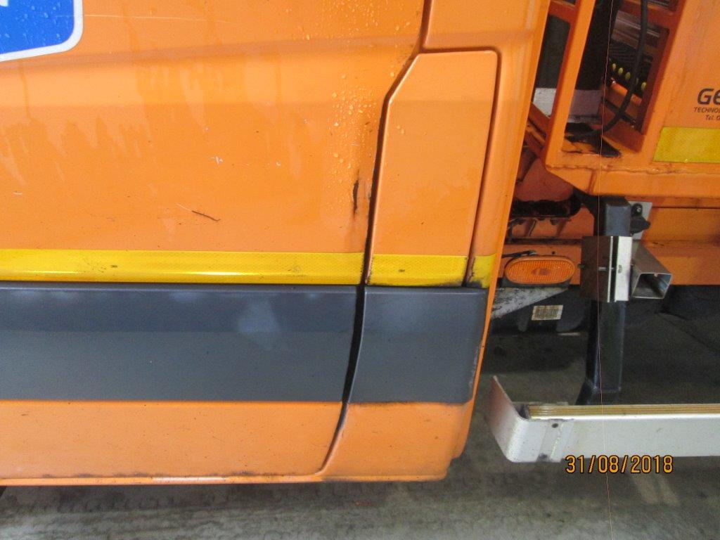 danno su furgone arancione