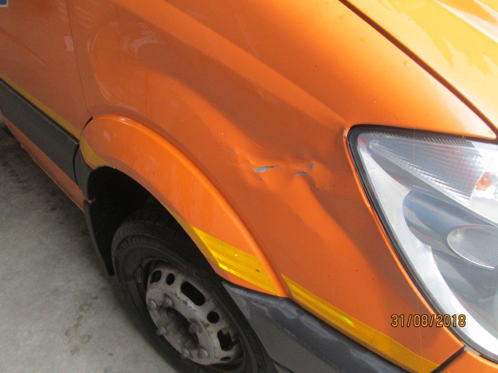 ammaccatura furgone arancione