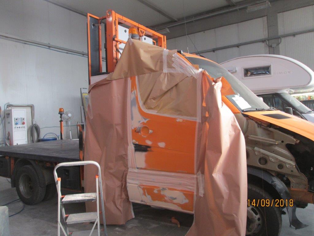 durante le riparazioni del furgone arancione