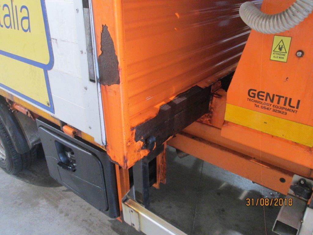 danni da riparare su  furgone arancione