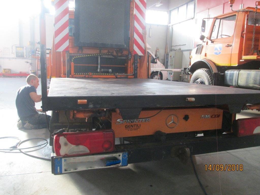 lavorazione in corso furgone arancione