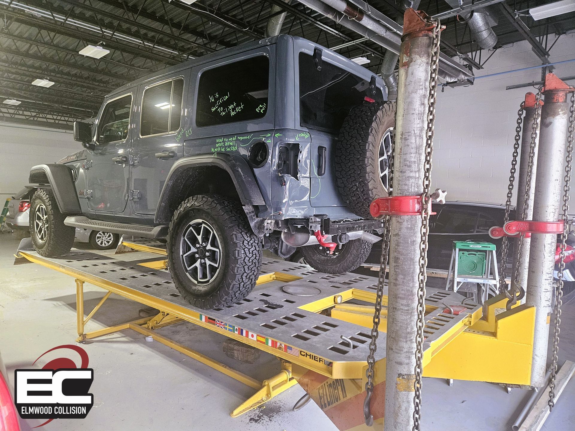 vehicle on the frame machine at elmwood collision