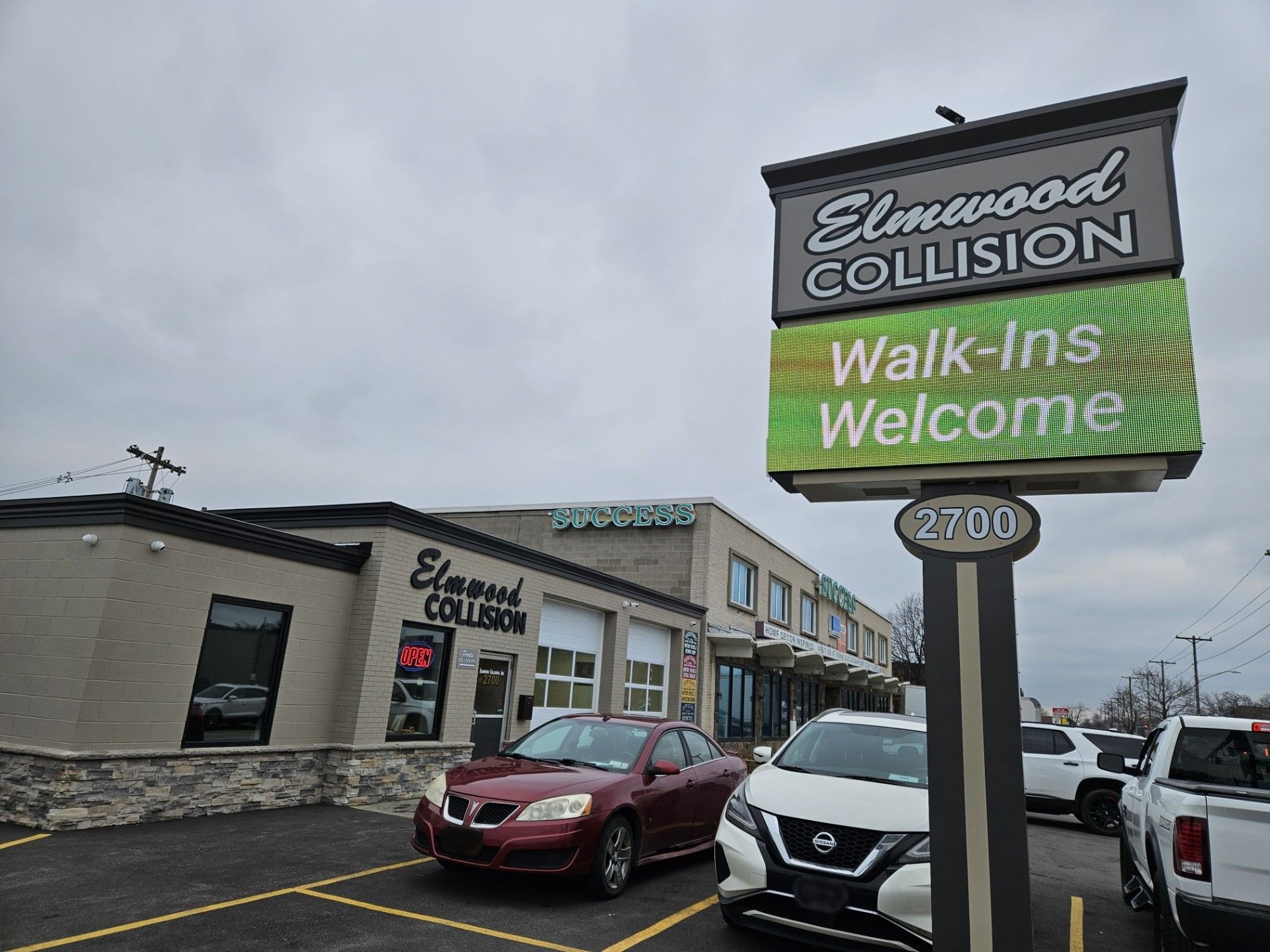 Walk-Ins Welcome Sign at Elmwood Collision at 2700 Elmwood Avenue in Kenmore, NY 14217