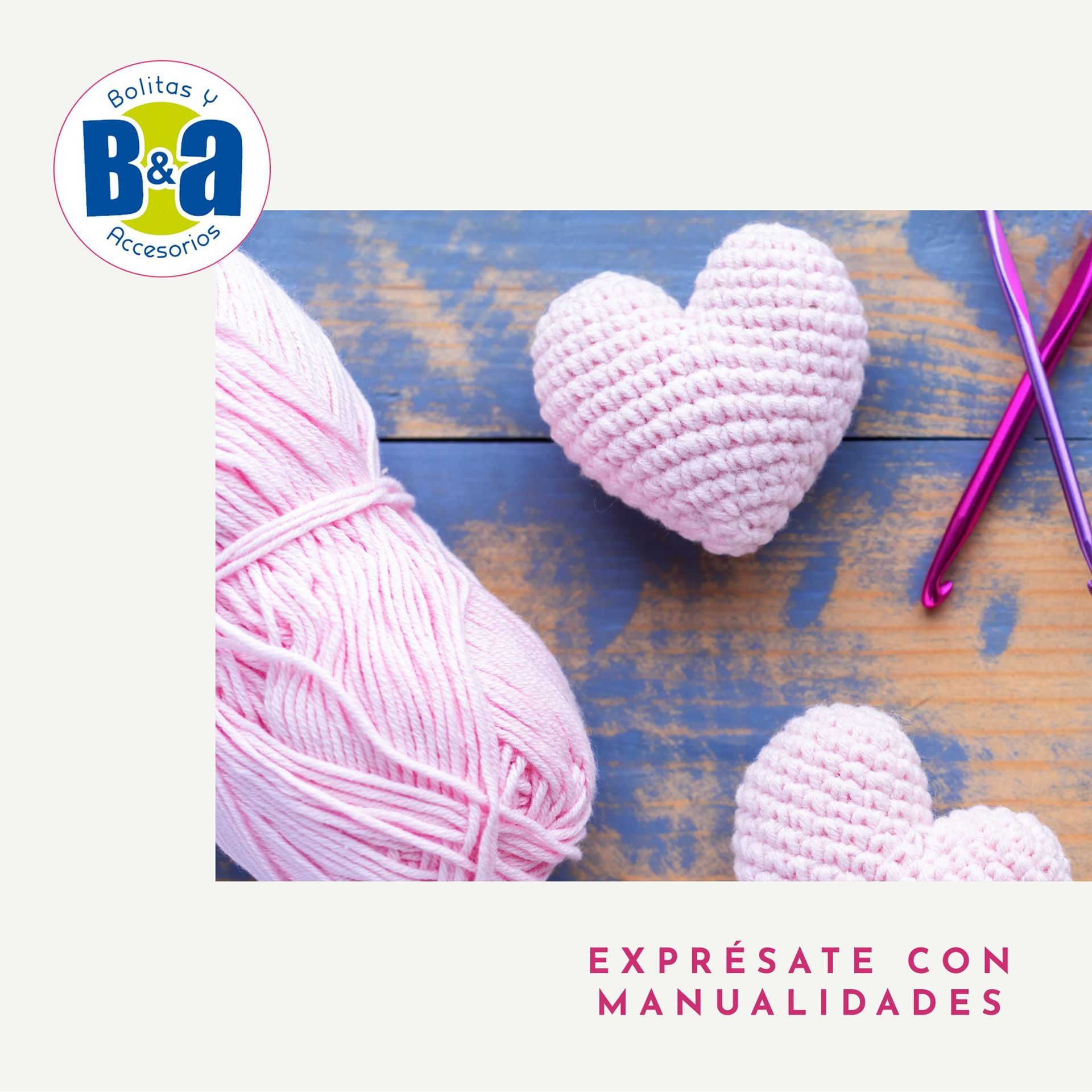 Corazones rosas tejidos a ganchillo sobre una superficie de madera con ganchos; texto