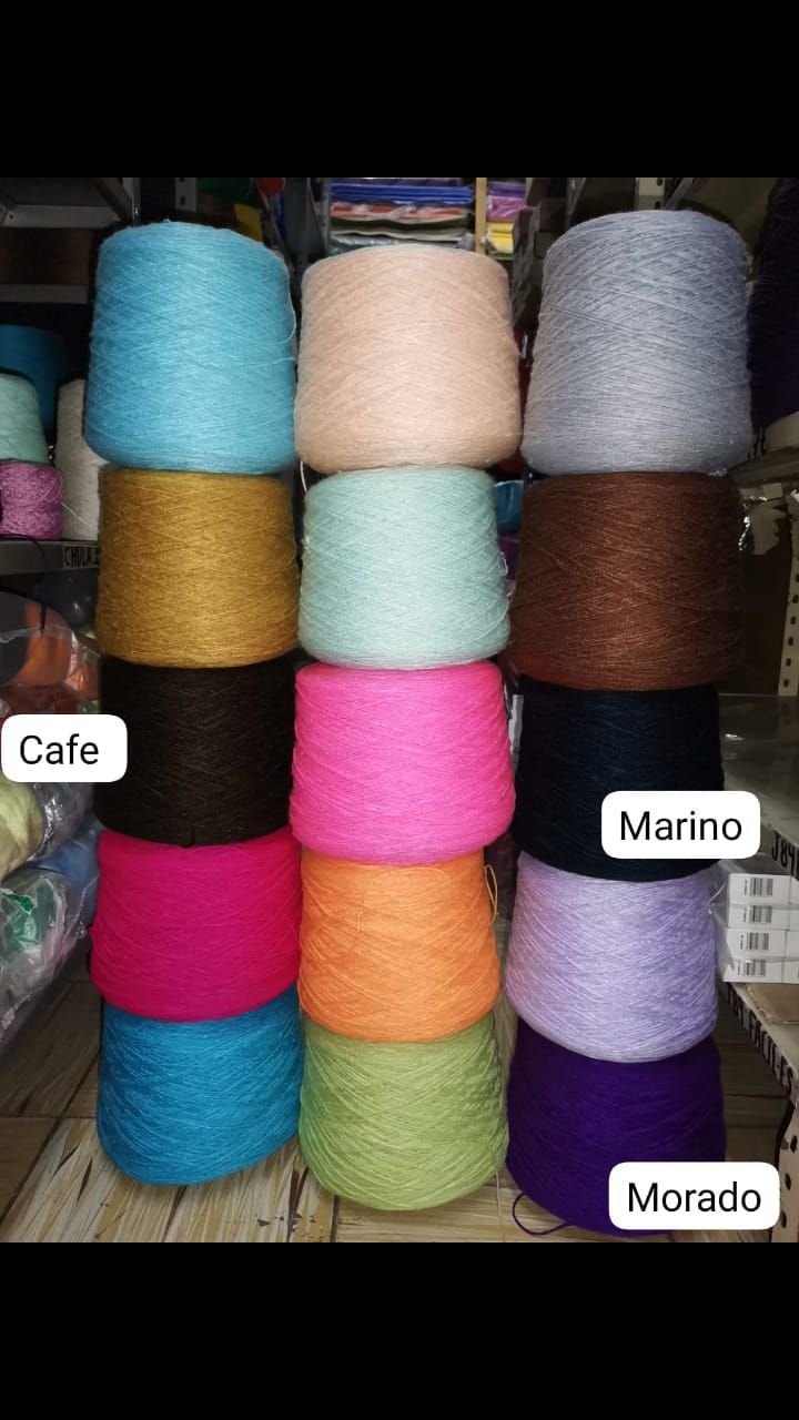 Carretes de hilo de varios colores, incluyendo azul, rosa, marrón y morado.