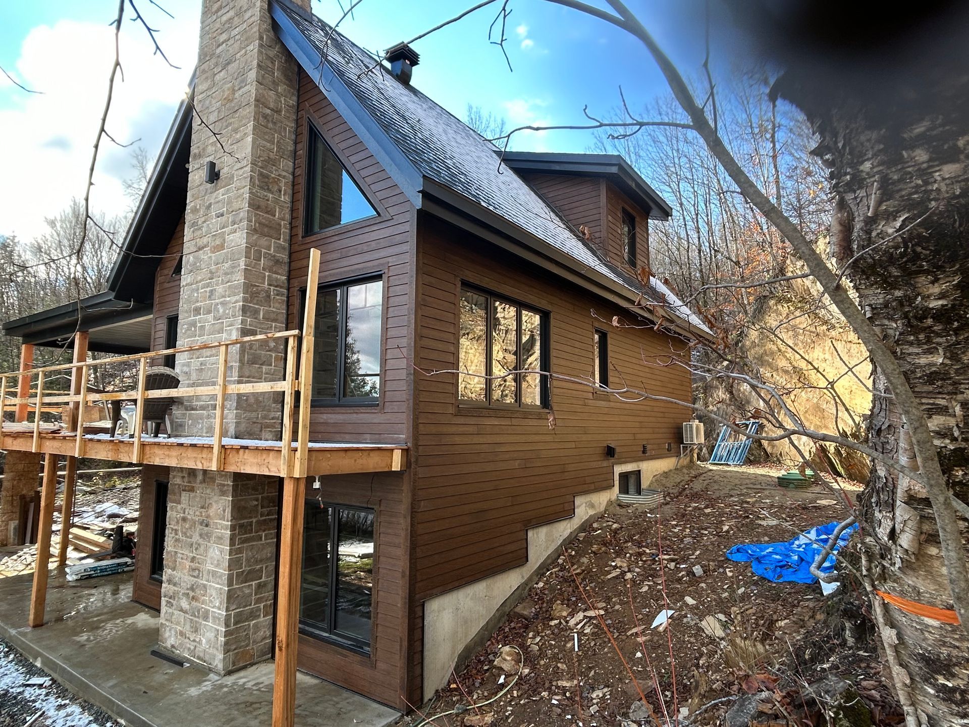 Une grande maison avec une grande cheminée sur le côté.