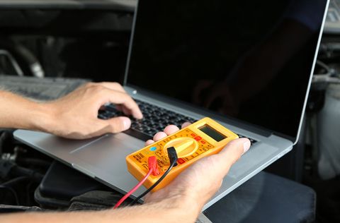 Performing checks on a car with a laptop