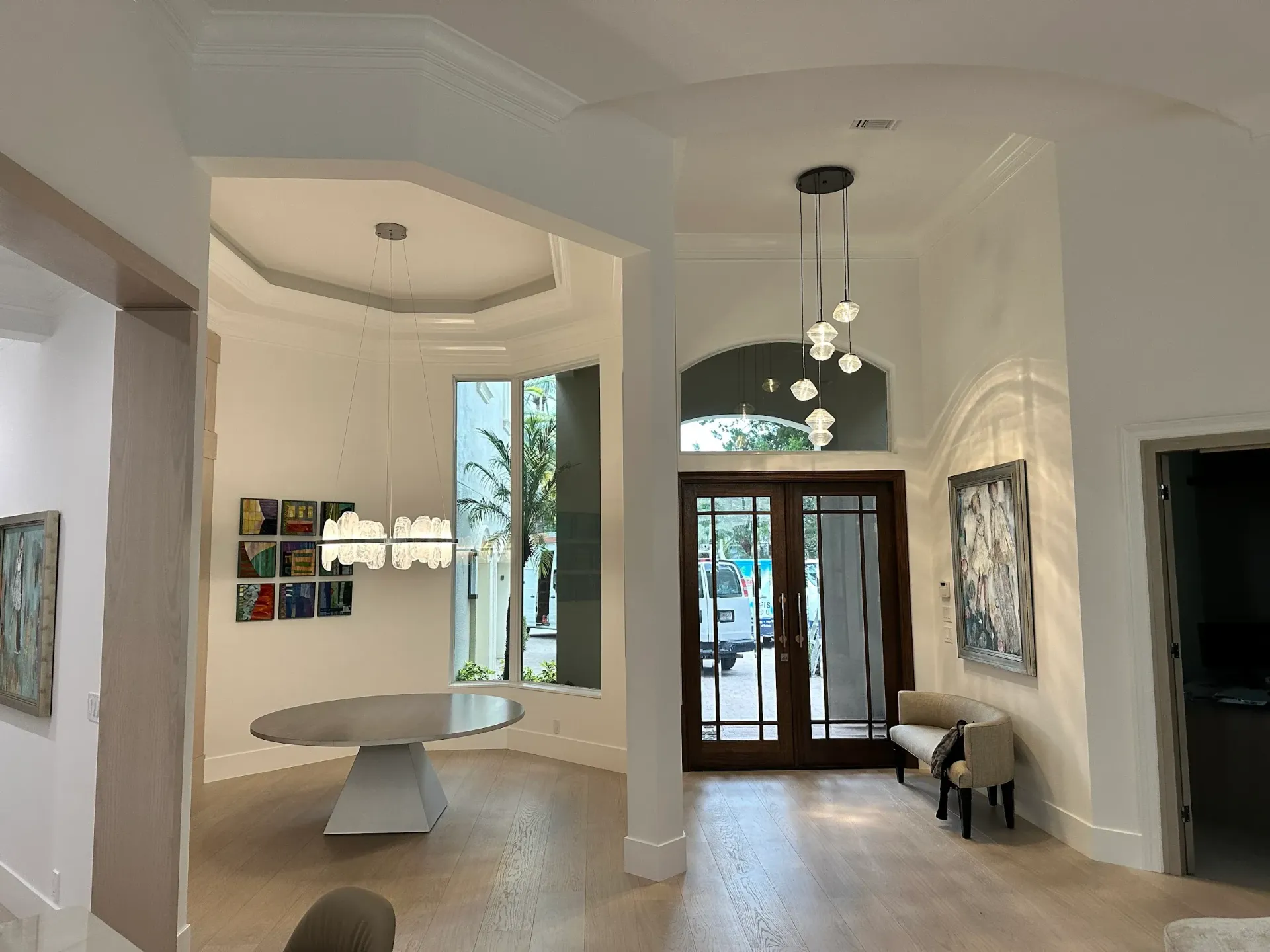 A living room with a table and chairs in it