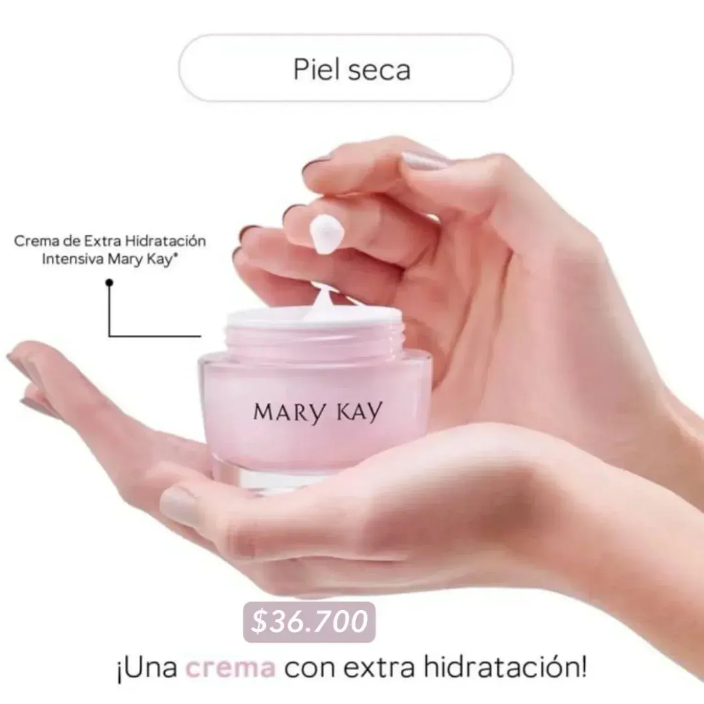Una persona sostiene un frasco rosa de crema Mary Kay.