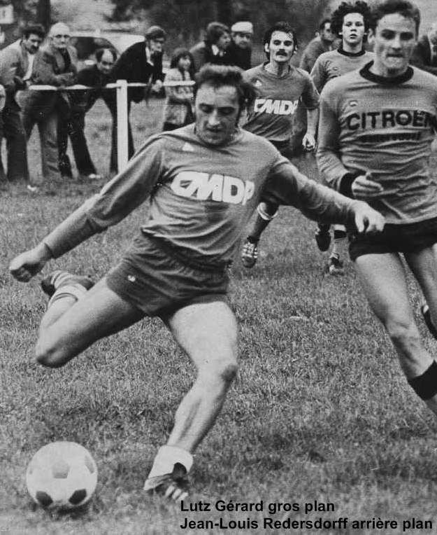 Un homme portant une chemise Citroën frappe un ballon de football