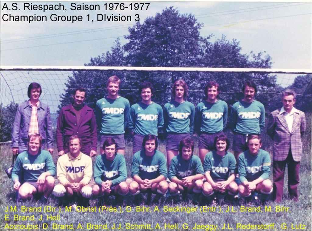 Une photo d'une équipe de football de 1976-1977