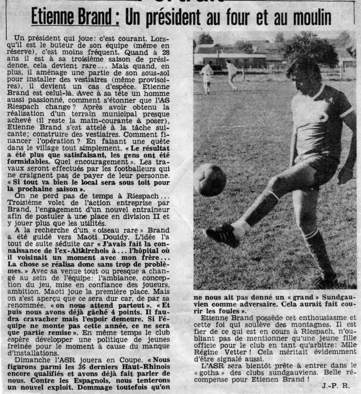 Une photo en noir et blanc d'un homme frappant un ballon de football