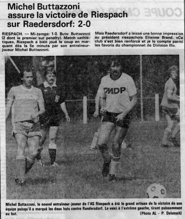 Une photo en noir et blanc d'un match de football entre mdp et riespach