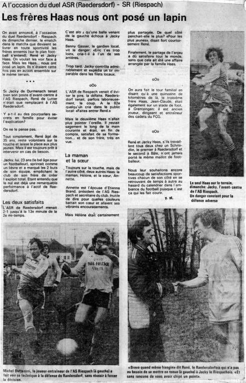 Une photo en noir et blanc d'un groupe de personnes jouant au football.