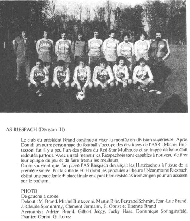 Une photo en noir et blanc d'un groupe de personnes debout les unes à côté des autres.