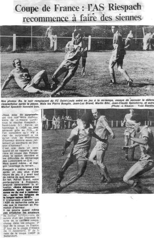 Une photo en noir et blanc d'un match de football en France.