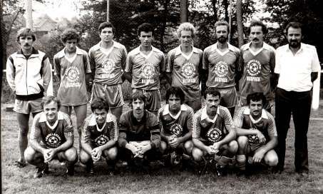 Une photo en noir et blanc d'une équipe de football posant pour une photo.