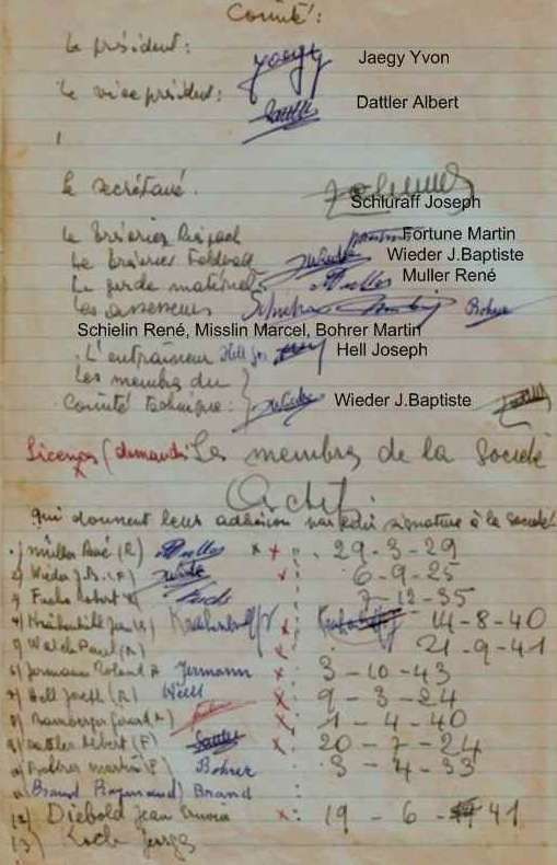 Un morceau de papier avec beaucoup d'écriture dessus.