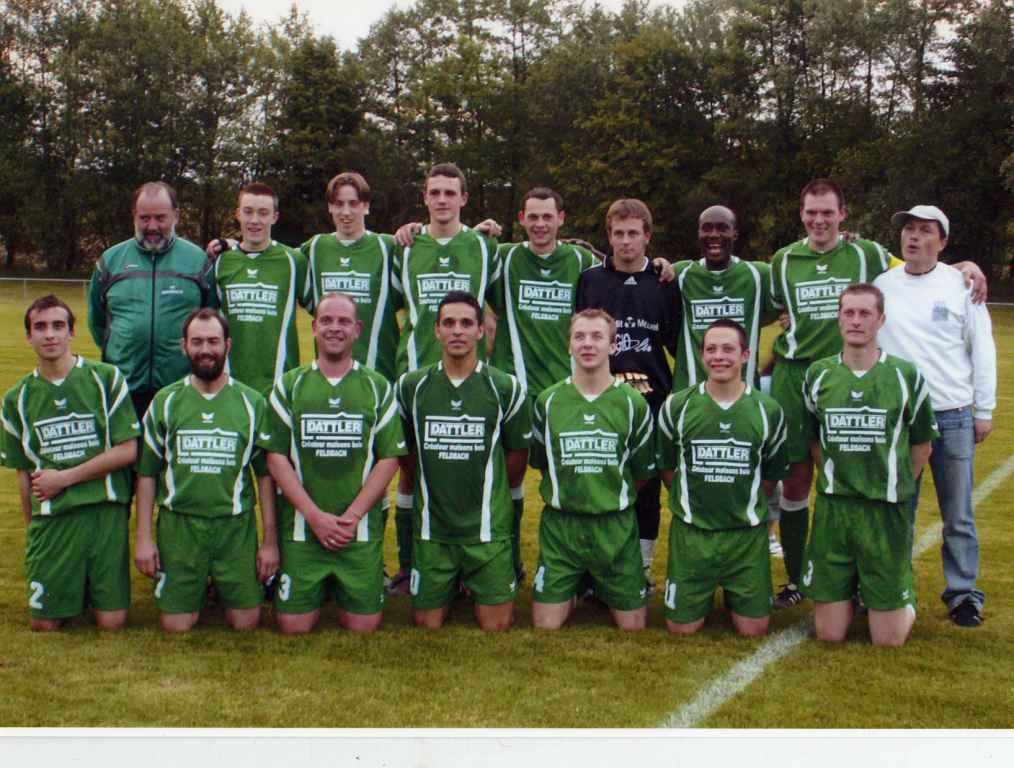 Un groupe de joueurs de football portant des chemises vertes avec le mot blitz dessus