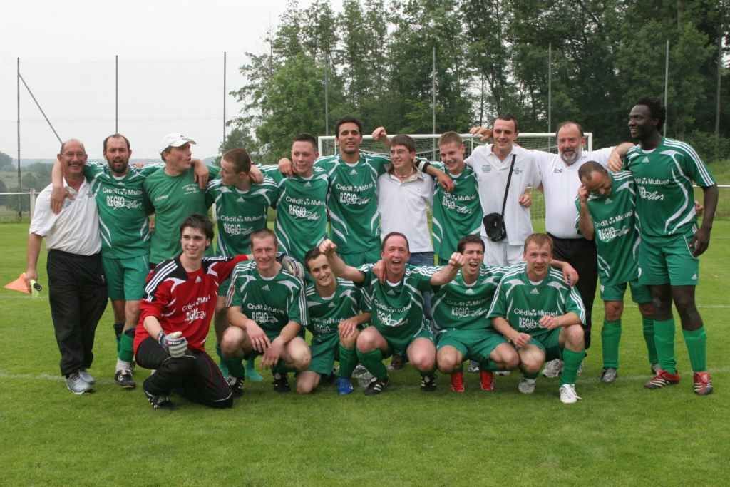 Un groupe de joueurs de football posant pour une photo sur un terrain