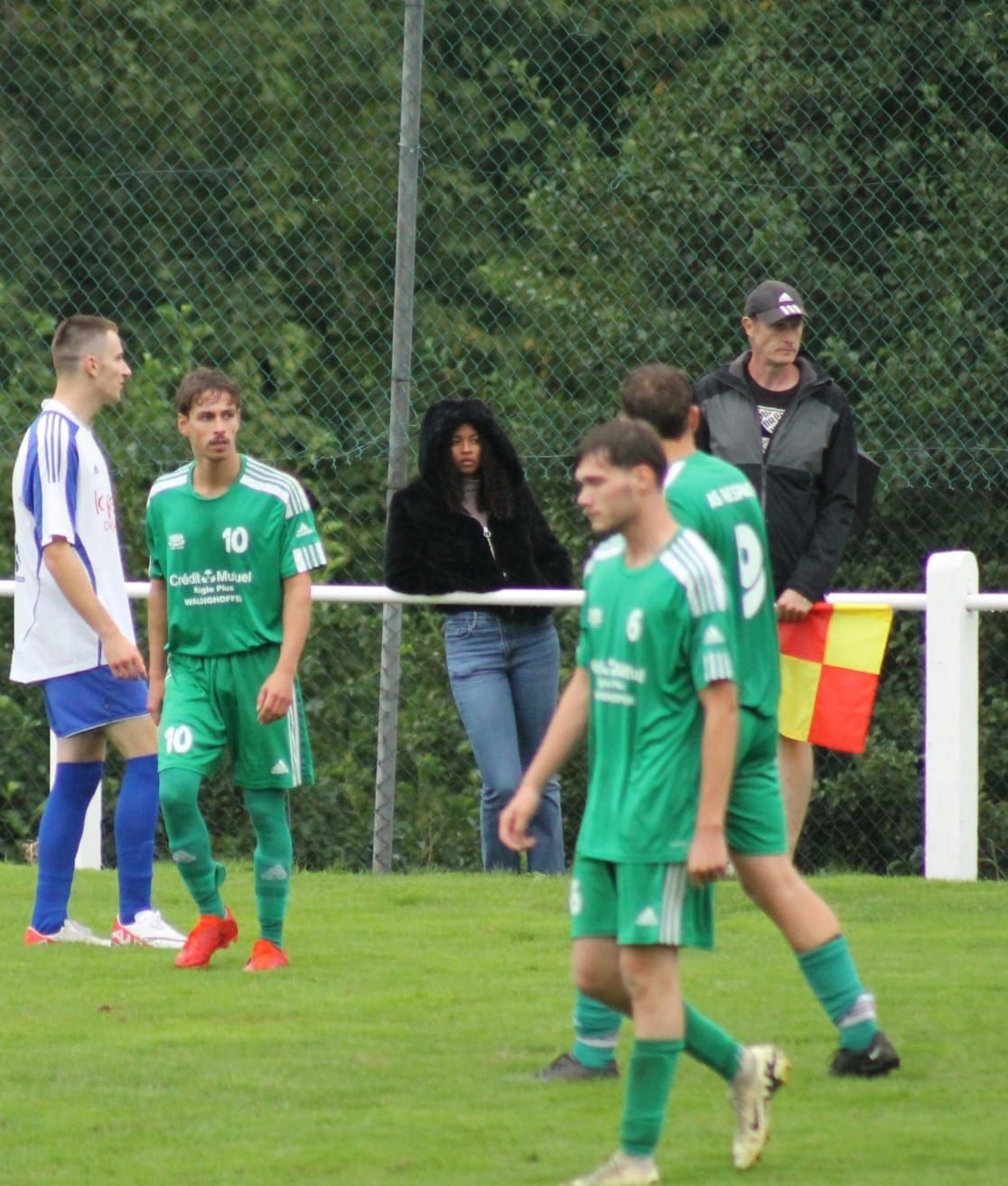 Un groupe de joueurs de football portant des maillots verts avec le numéro 10 dessus