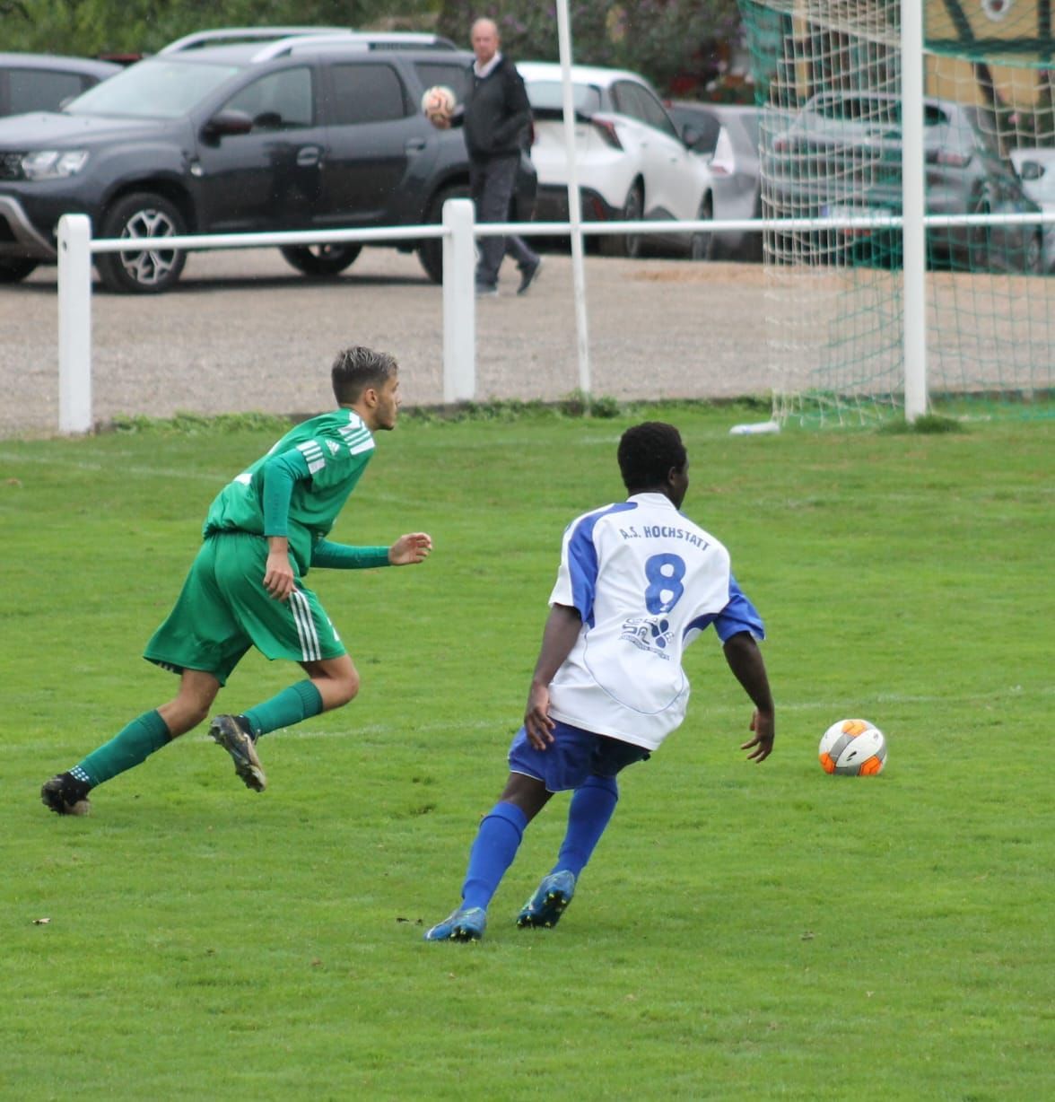 Un joueur de football avec le numéro 8 sur le dos