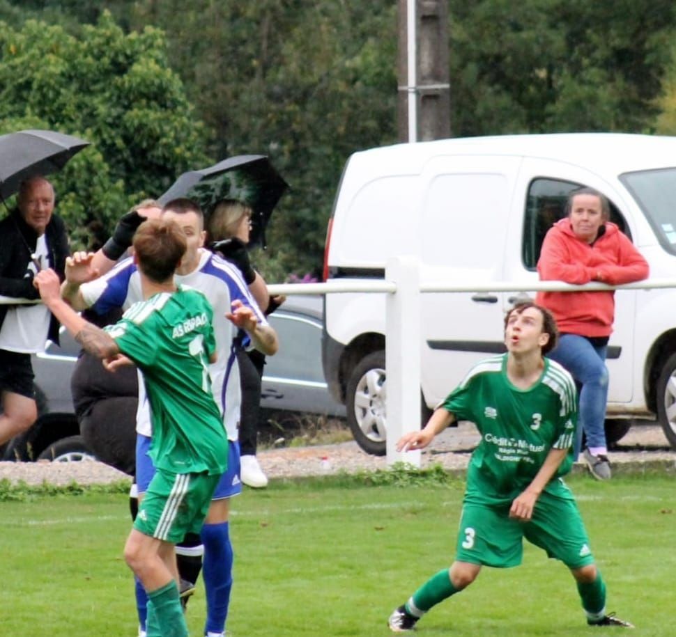 Un joueur de football avec le numéro 3 sur son short
