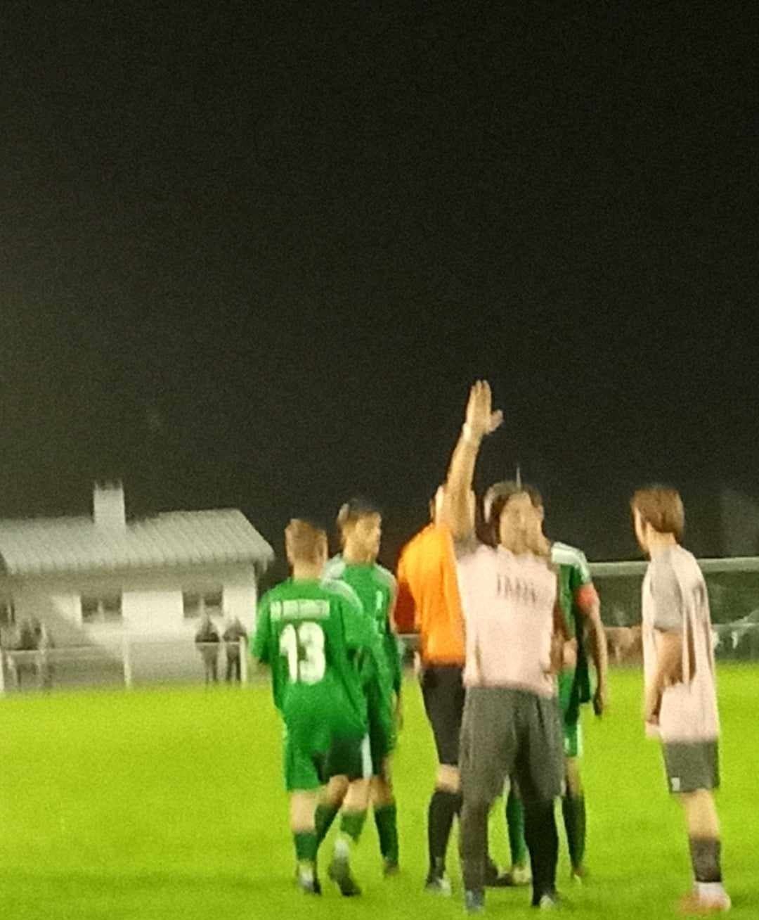 Un joueur de football avec le numéro 13 sur le dos