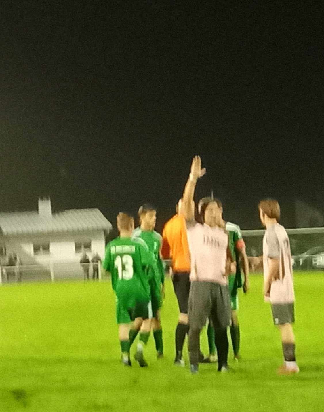 Un joueur de football avec le numéro 13 sur son maillot