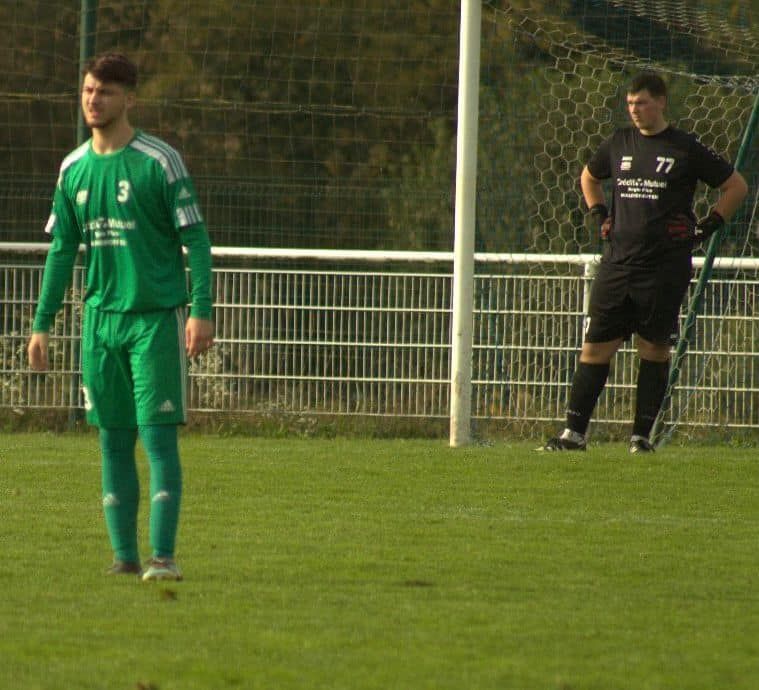 Un joueur de football avec le numéro 77 sur son maillot