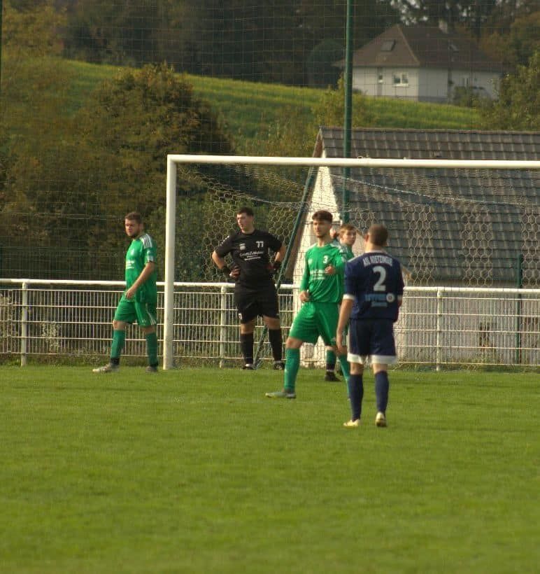 Un joueur de football avec le numéro 2 sur son maillot