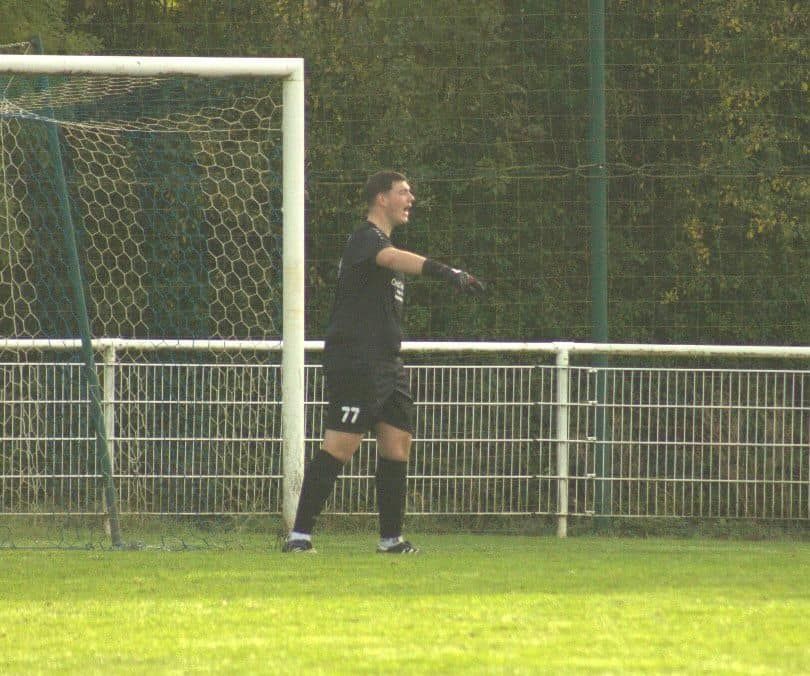 Un joueur de football avec le numéro 77 sur son short