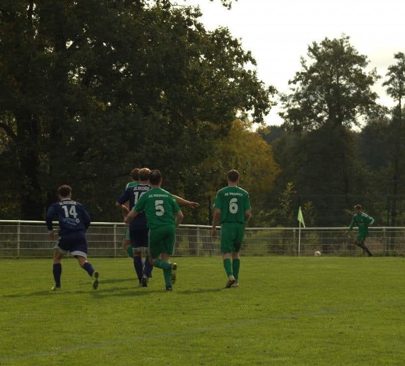 Un groupe de joueurs de football portant des uniformes verts avec le numéro 5 dans le dos