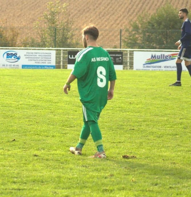 Un joueur de football portant un maillot vert avec le numéro 8 dessus