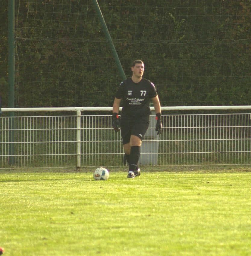 Un joueur de football avec le numéro 77 sur son maillot