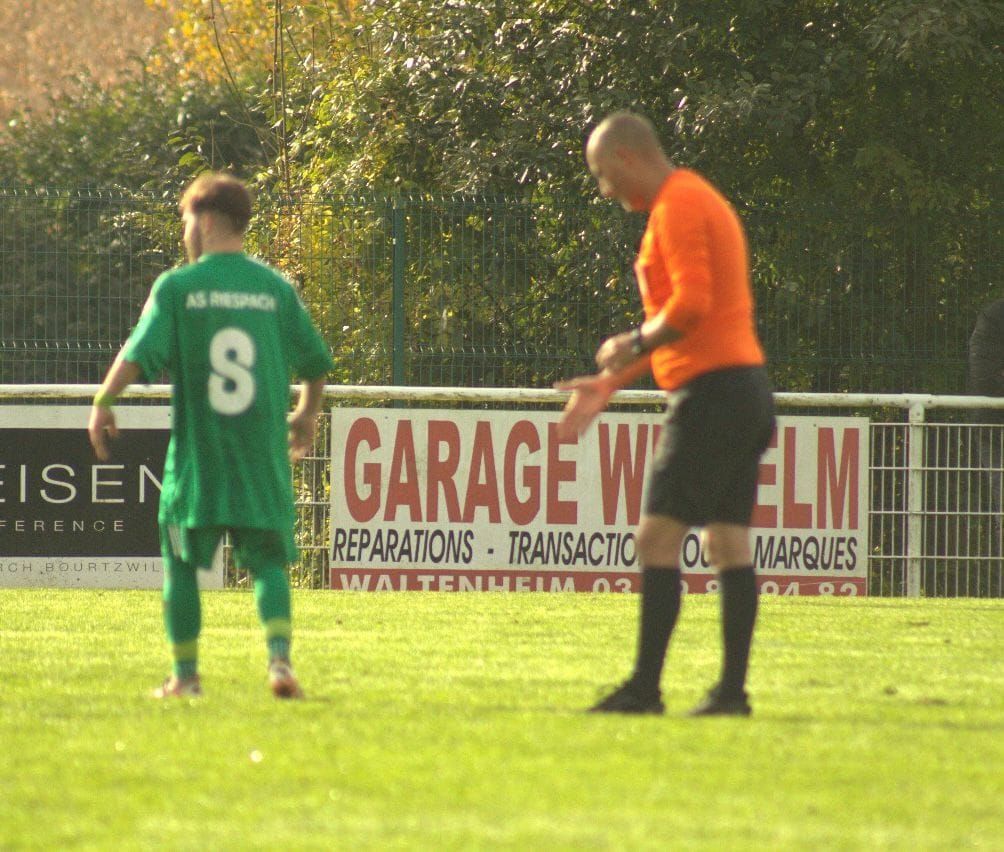 Un joueur de football portant un maillot vert avec le numéro 8 dessus