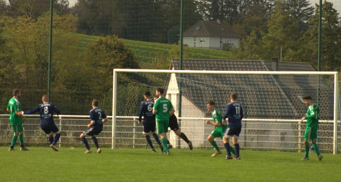 Un groupe de joueurs de football sur un terrain dont l'un porte le numéro 5