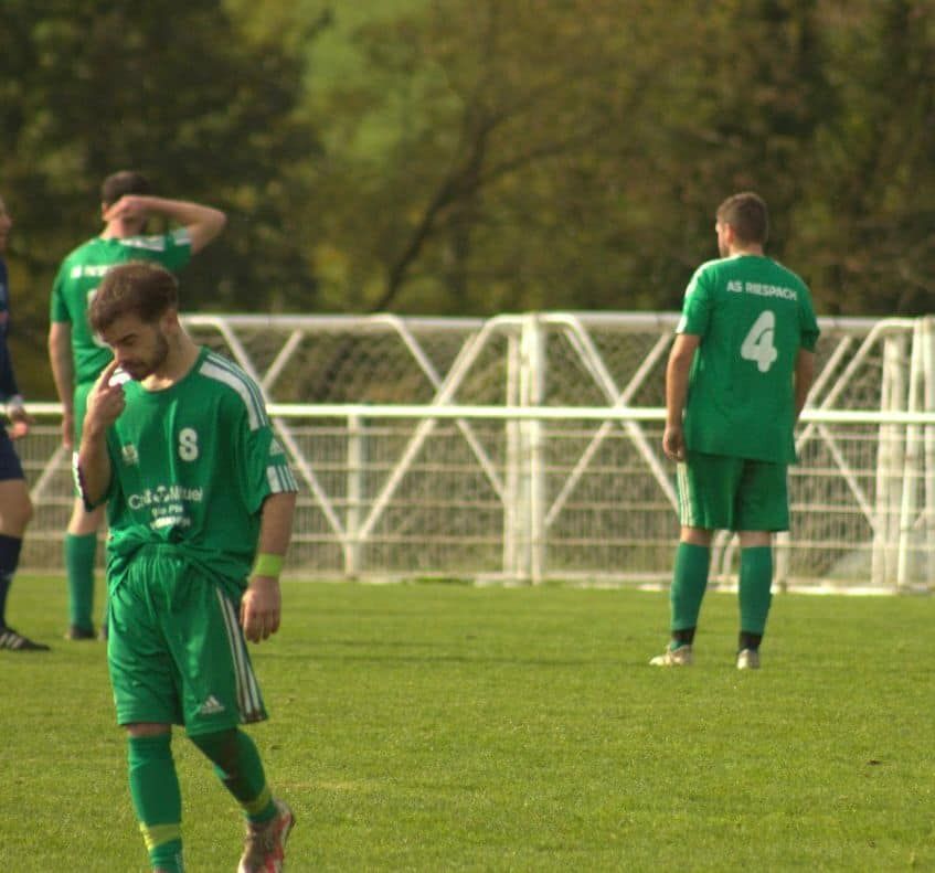 Un joueur de football avec le numéro 4 sur le dos