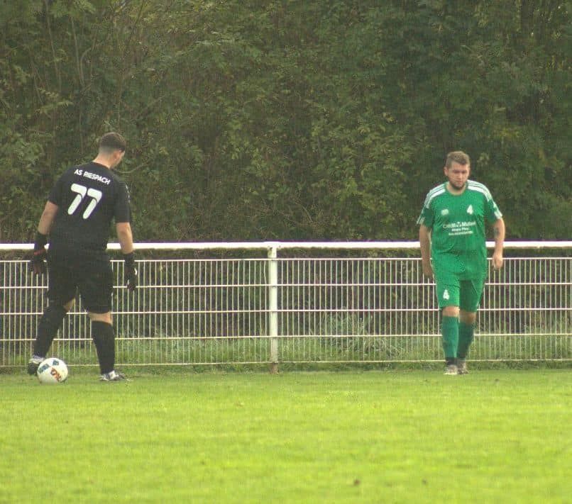 Un joueur de football avec le numéro 77 sur le dos