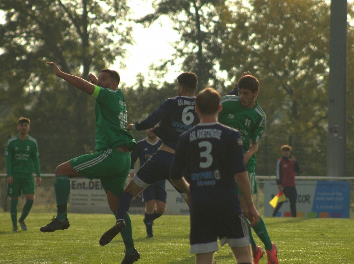 Un joueur de football avec le numéro 3 sur le dos