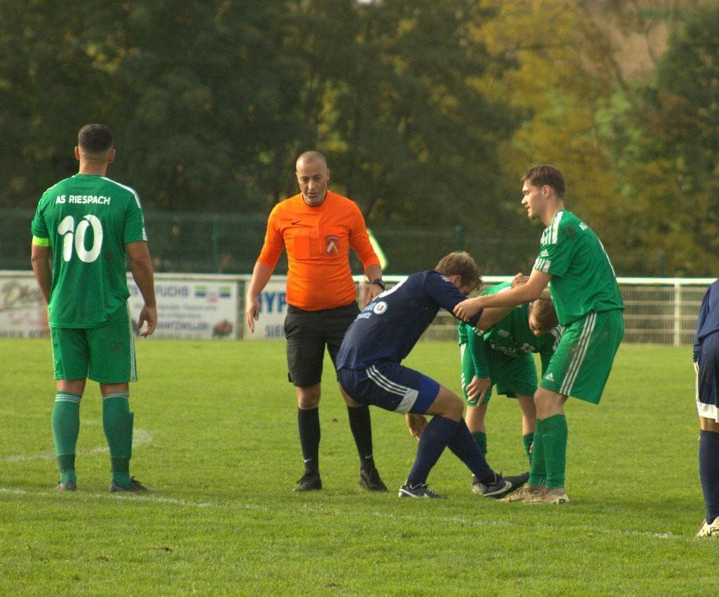 Un joueur de football avec le numéro 10 sur le dos