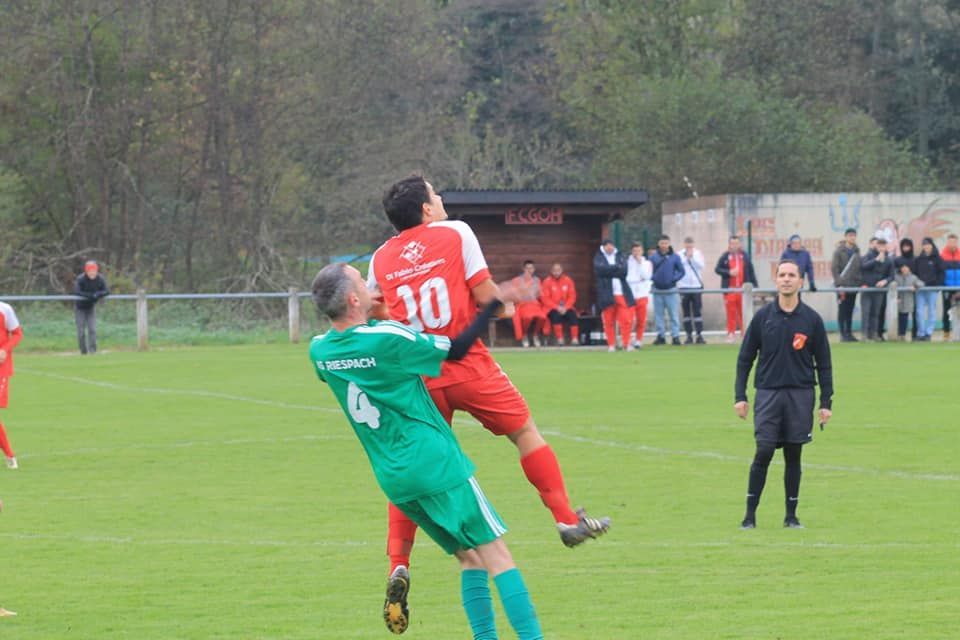 Deux joueurs de football jouent à un match de football sur un terrain.