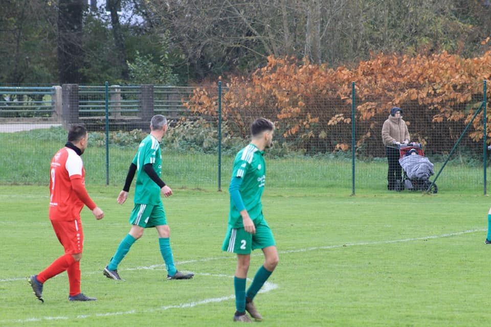 Un groupe de joueurs de football marche sur un terrain.