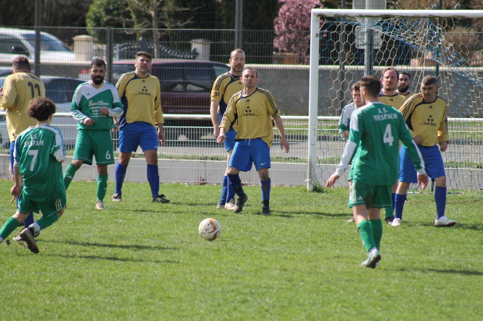 Un groupe d'hommes sont assis sur un banc sur un terrain de football.
