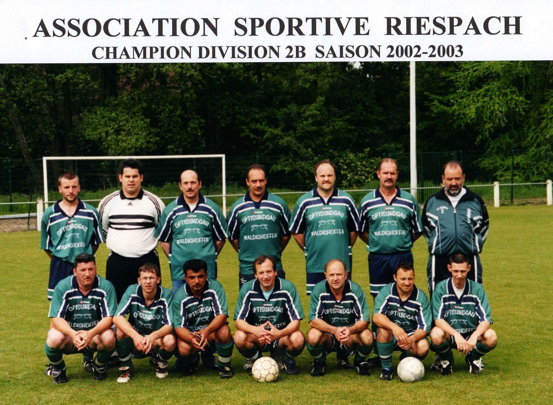 Un groupe d'hommes posant pour une photo avec les mots association sportive riespach en bas