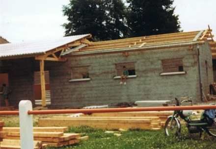 Une moto est garée devant un bâtiment en construction
