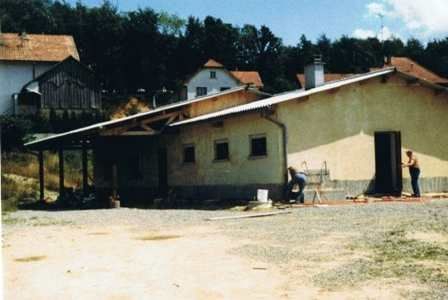 Un homme est à genoux devant un grand bâtiment