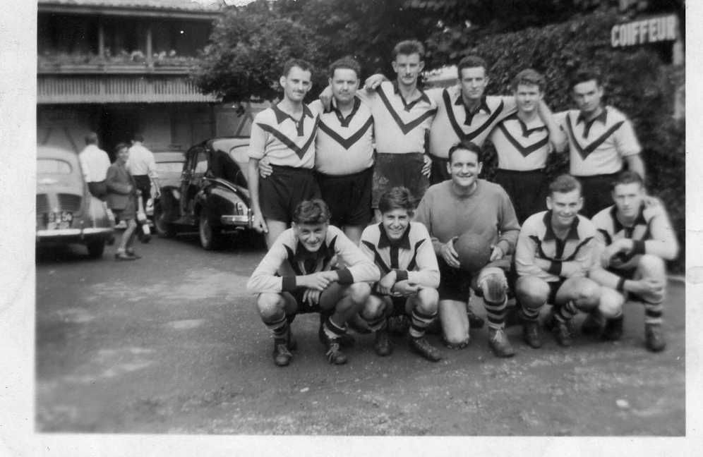 Une photo en noir et blanc d'une équipe de football posant pour une photo