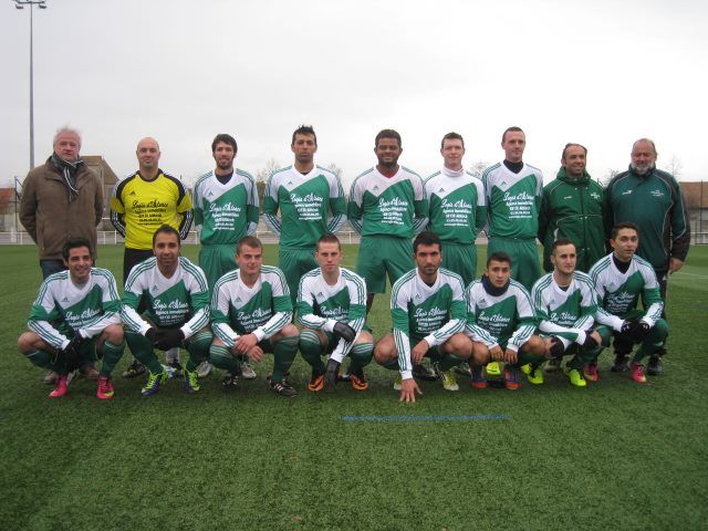 Un groupe de joueurs de football posant pour une photo sur un terrain